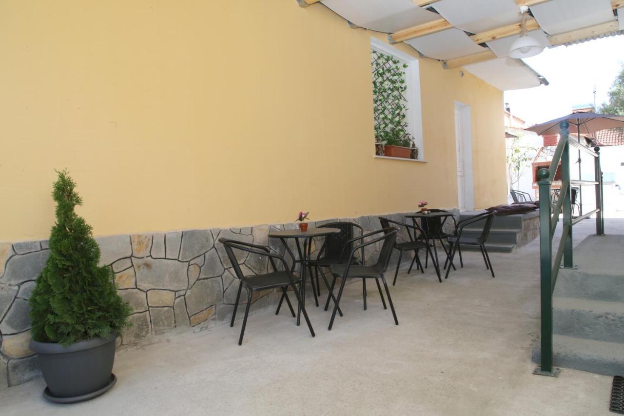 Apartment Lampias *